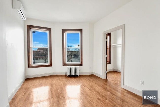 Building Photo - Incredible Split bedroom home with high ce...