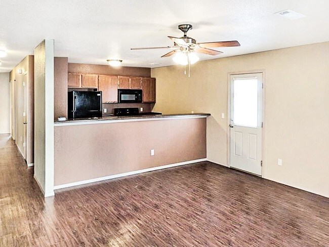 Building Photo - 911 Meadowlands Dr