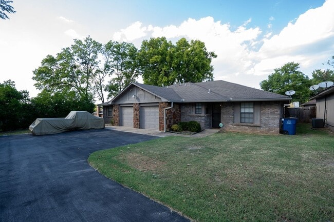 Building Photo - Stunning 2 Bed 2 Bath Home on Quiet Street...