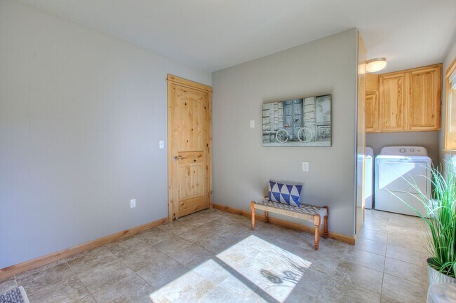 Foto del edificio - Large 4 bedroom home in Private Location