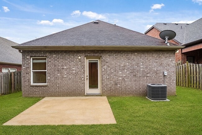 Building Photo - One level 3BR, 2BA patio home in Oxmoor Glen
