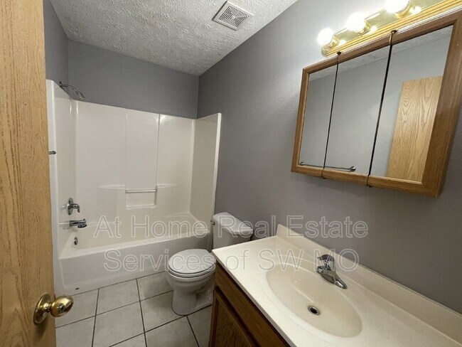 Foto del edificio - 1421 E Central St