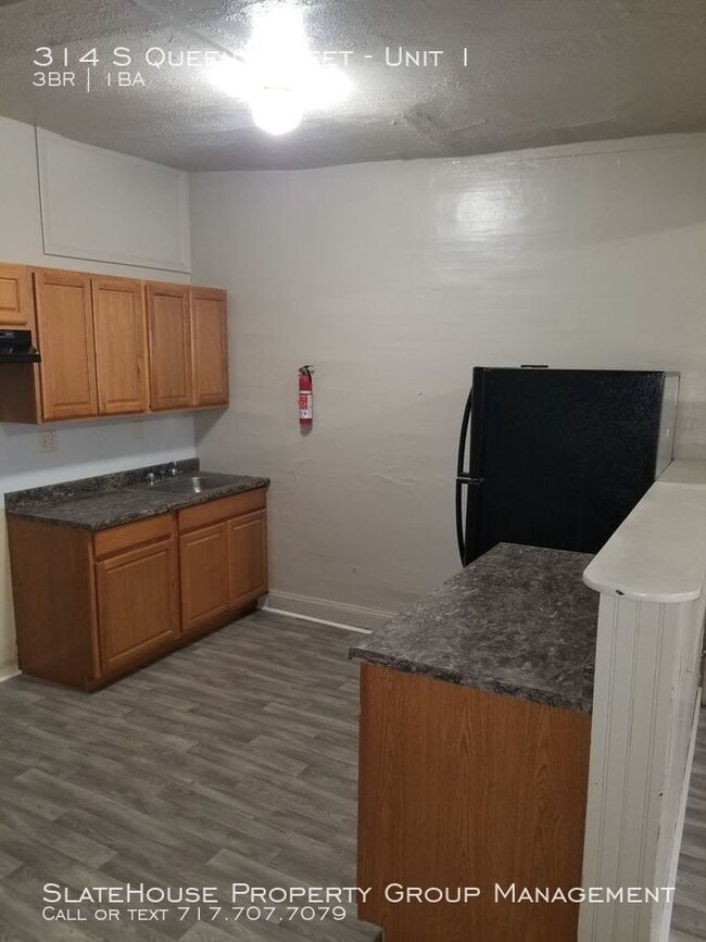 Building Photo - Great First Floor 3 Bedroom Apartment