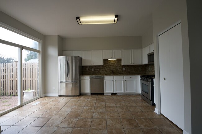 Building Photo - 754 Bayles Dr