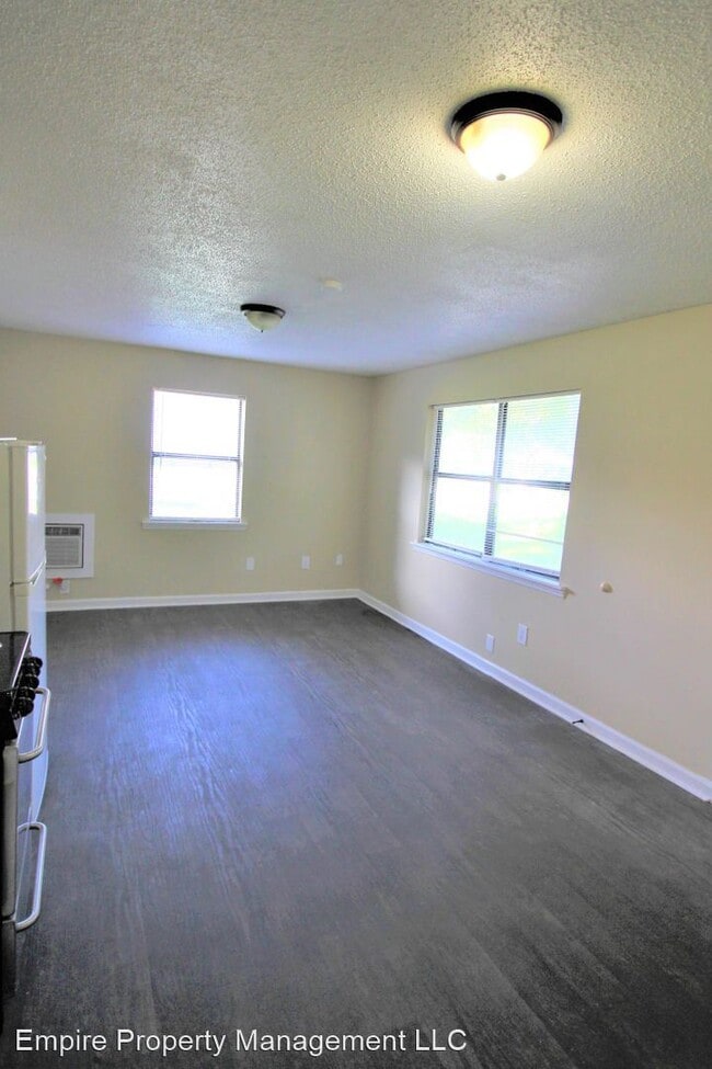 Building Photo - 1 br, 1 bath Apartment - 1310 Halsey Ave NE