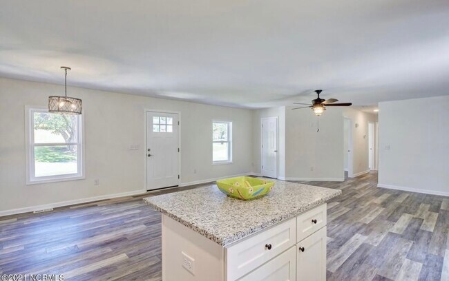 Building Photo - 657 W Shore Dr