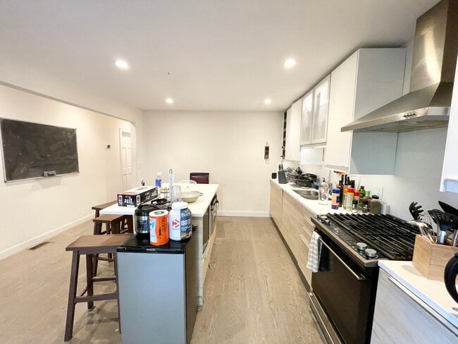 Building Photo - 21 Iroquois St