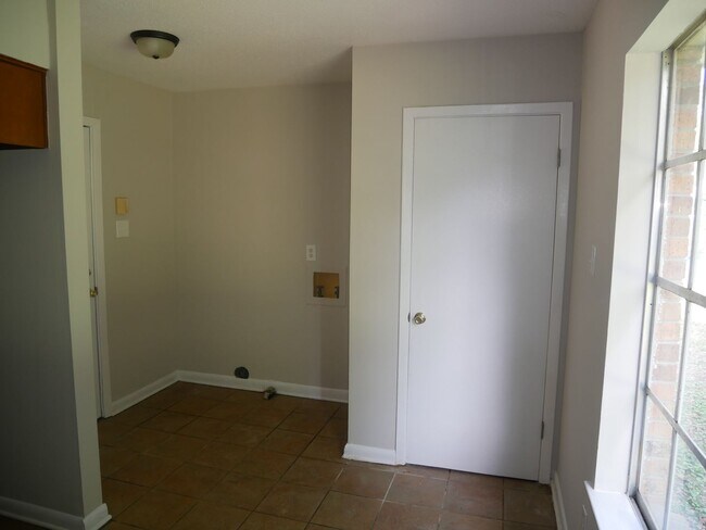 Foto del edificio - 3330 Mayfair Rd