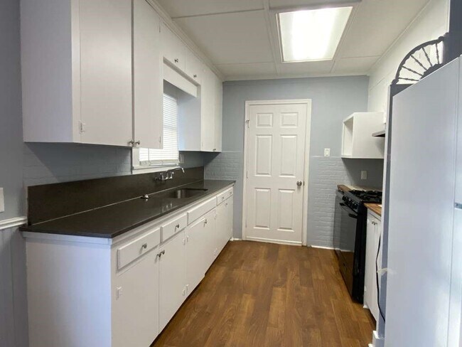 Foto del edificio - 204 E Houston St