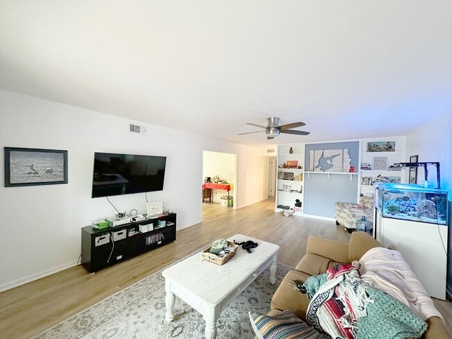 Foto del edificio - Beautiful, Renovated 4 Bedroom, 2 Bathroom...