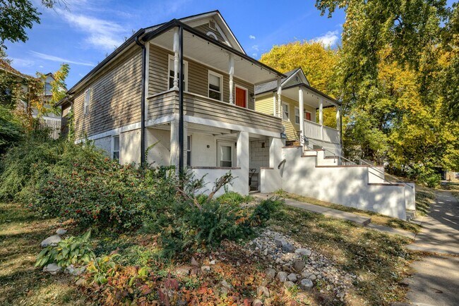 Foto del edificio - Charming 3 Bedroom with Fenced Yard & Park...