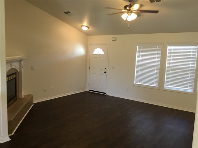 Building Photo - 410 S Saddlerock Ave