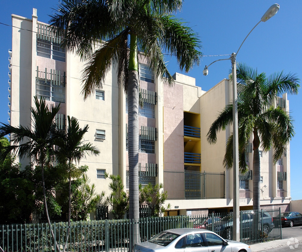 Front View - 711 NE 23rd Ter