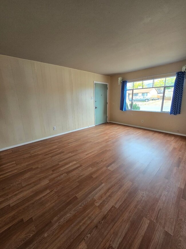 Building Photo - COMING SOON- 3 bedrooms for $1300