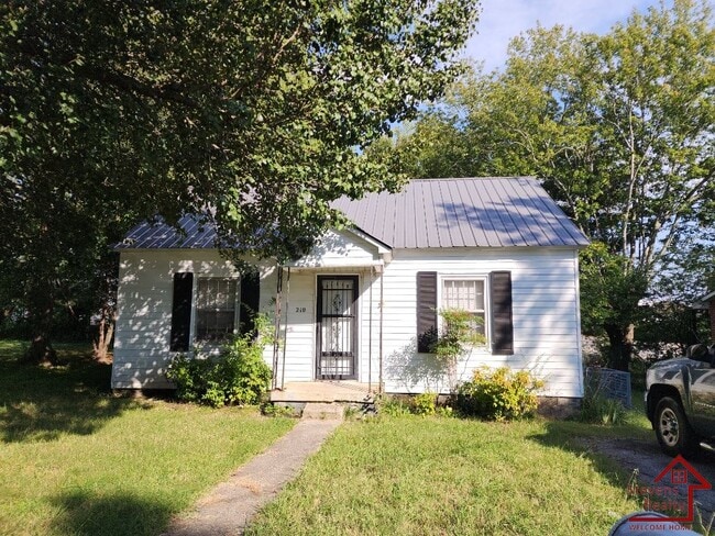 Building Photo - 210 Sycamore St