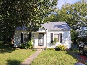 Building Photo - 210 Sycamore St