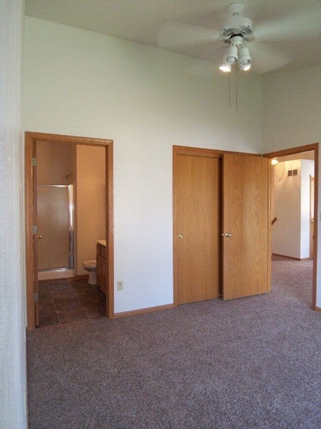 Foto del edificio - Open Concept 3BD/2.5BA Bi-Level Townhouse