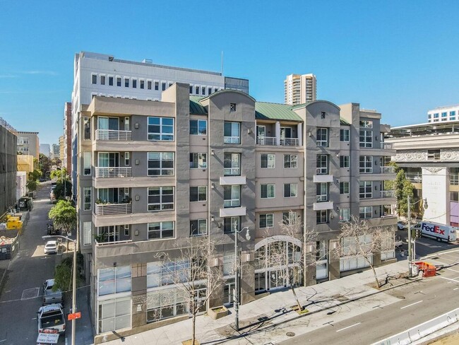 Building Photo - 2Br/2Ba 5th Floor City Living! Parking and...