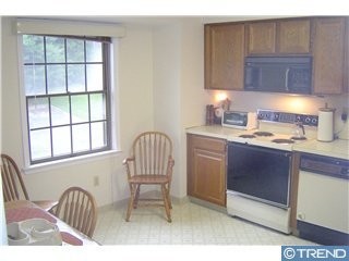 Building Photo - Lovely 2 bedroom, 2.5 bath townhome