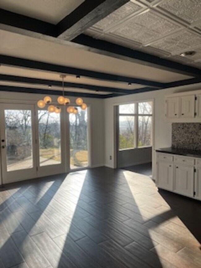 Foto del edificio - Rare Leasing Opportunity it in the Heart of Fort Smith/One Acre Lot w/City Views/Four Bed/3full+2...