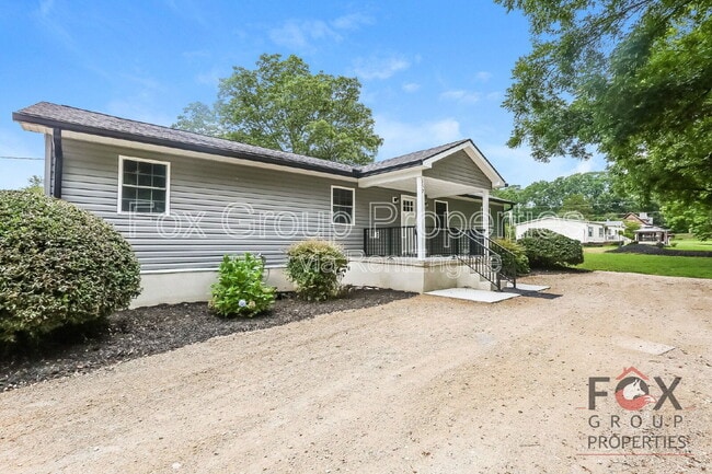 Building Photo - 152 Midway Lake Rd