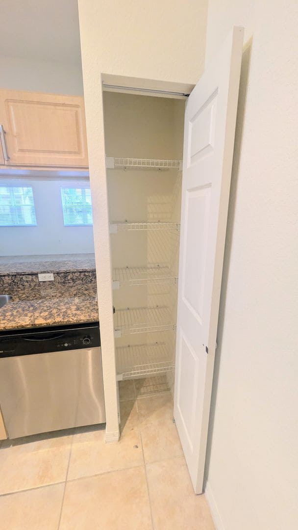 Building Photo - Annual Unfurnished 2/2 Condo in Downtown S...