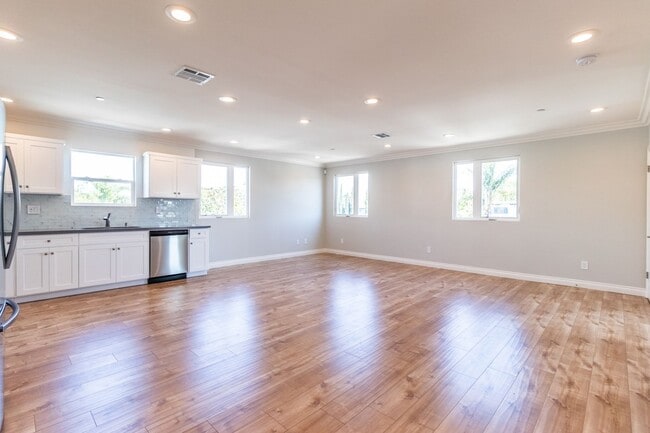 Building Photo - 1737 S Longwood Ave