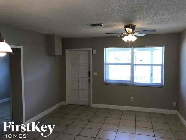 Building Photo - 4531 NE 5th Ave