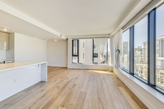 Building Photo - Spectacular 2 bedroom, 2 bath Condo with V...