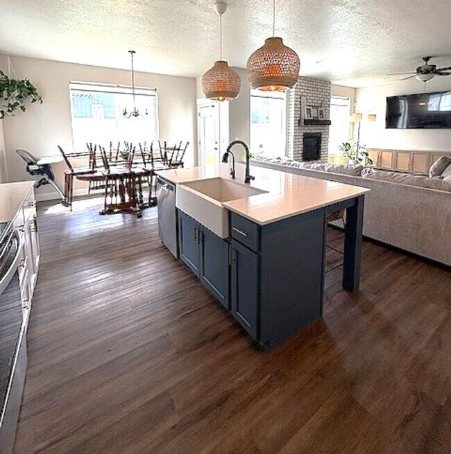 Building Photo - 4 Bedroom / 3 Bath Home in Eagle Mountain!