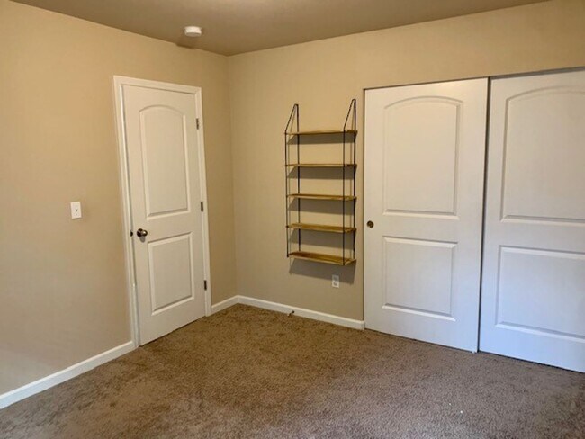 Building Photo - 4 Bedroom Home in Convenient Port Orchard ...