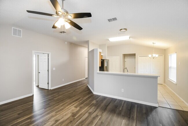 Building Photo - 1525 Ashleigh St