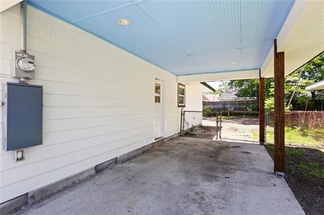 El aparcamiento cubierto y la entrada para vehículos tienen capacidad para hasta tres coches. - 413 River Oaks Dr