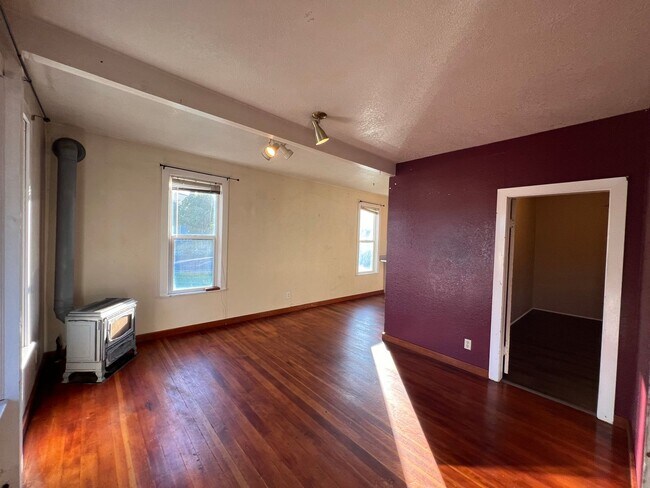 Building Photo - 3 bedroom 1 bath house - Near downtown and...
