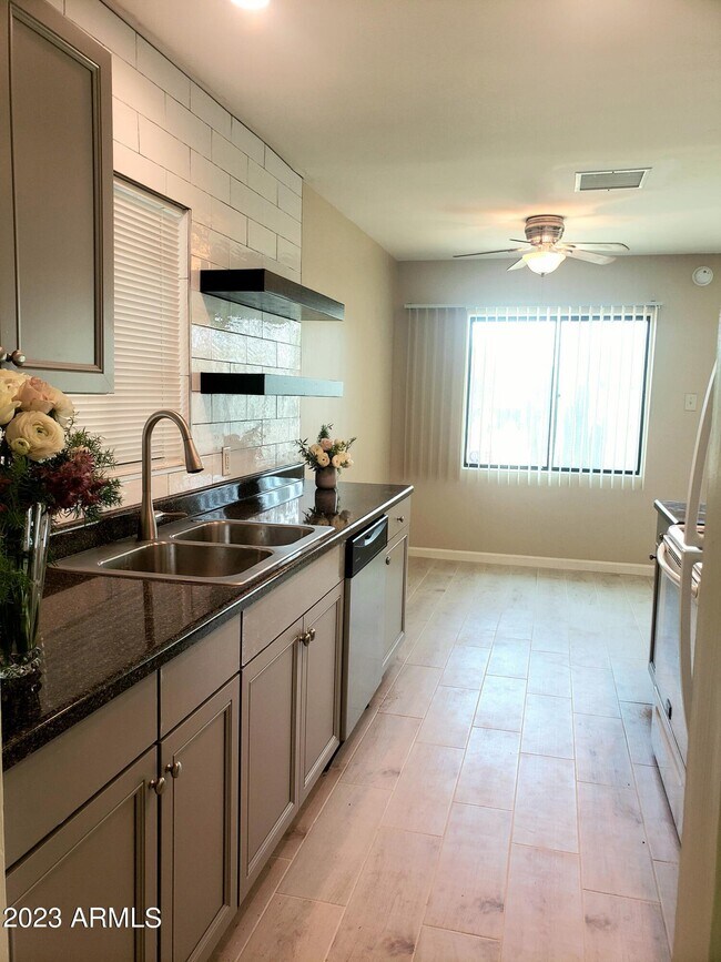 Foto del edificio - 6802 E 5th St
