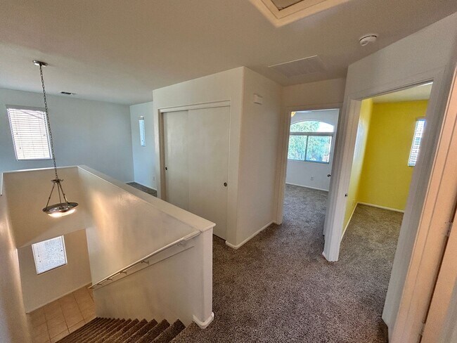 Foto del edificio - Spacious 3-Bedroom Home with Loft