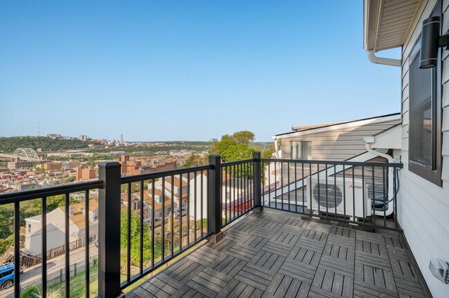 Building Photo - Fully Renovated 3 Bed, 2 Bath in South Sid...