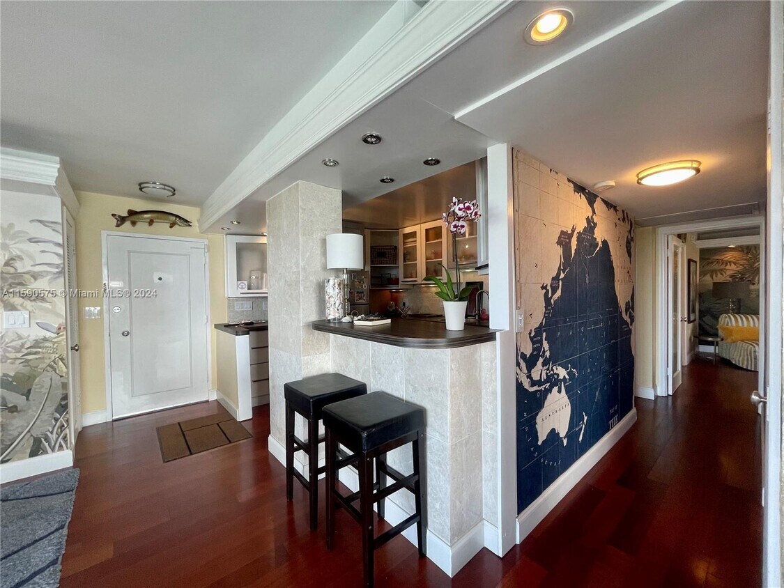 Primary Photo - 5838 Collins Ave