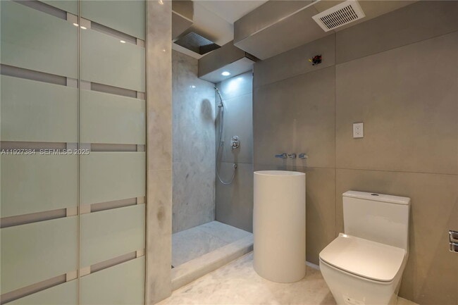 Foto del edificio - 6423 Collins Ave