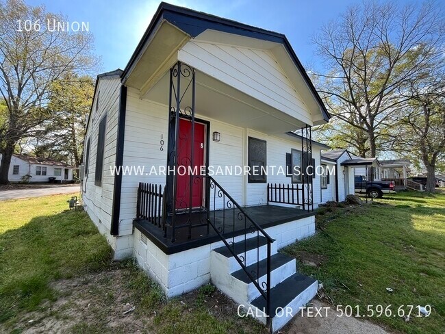 Building Photo - 106 Union | $695 | 2 beds, 1 full bath