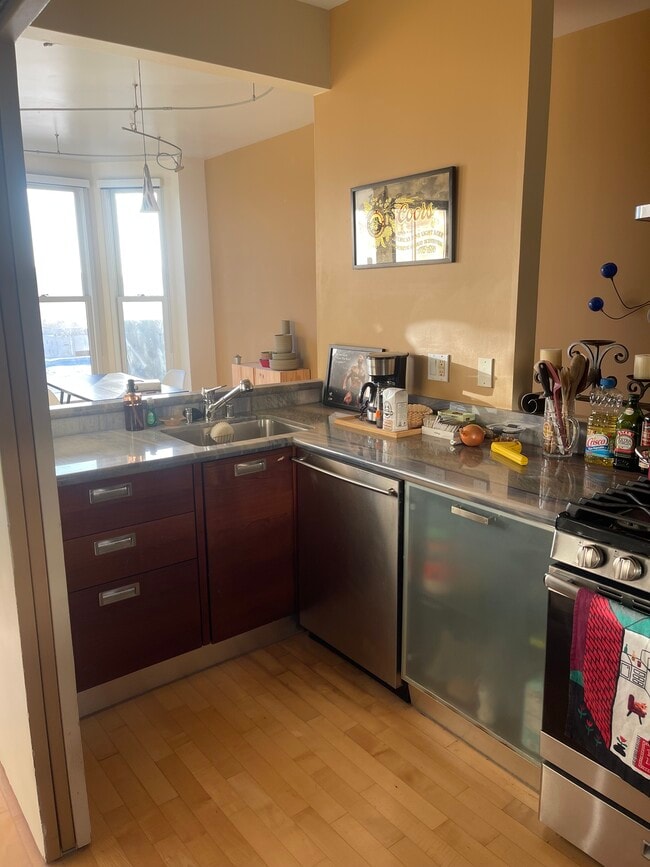 Contemporary open plan living. View to dining room and Golden Gate Bridge from kitchen - 12A Reno Pl Townhome