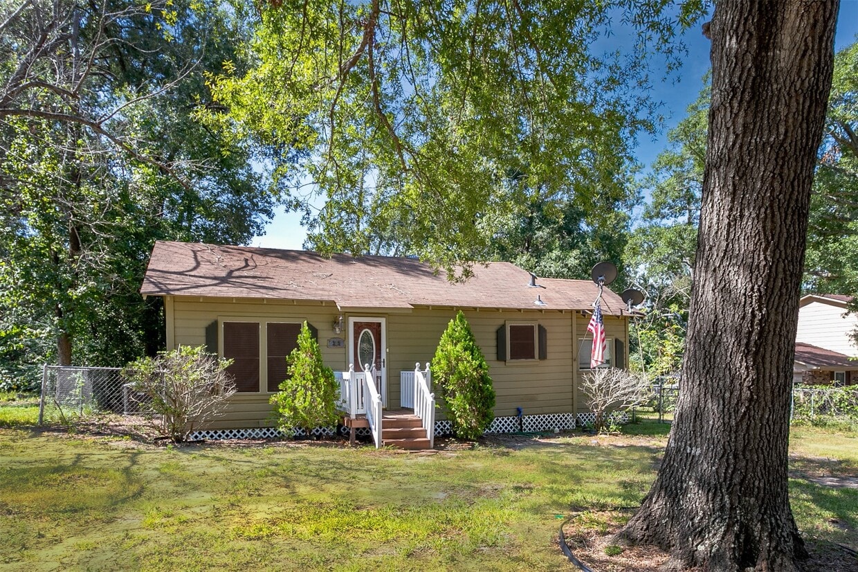 Primary Photo - 212 E Yell St