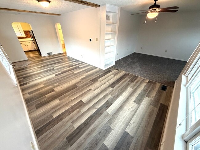 Building Photo - Charming 3 Bed 1 Bath Single Family Home W/ Fully Fenced Yard and Garage!