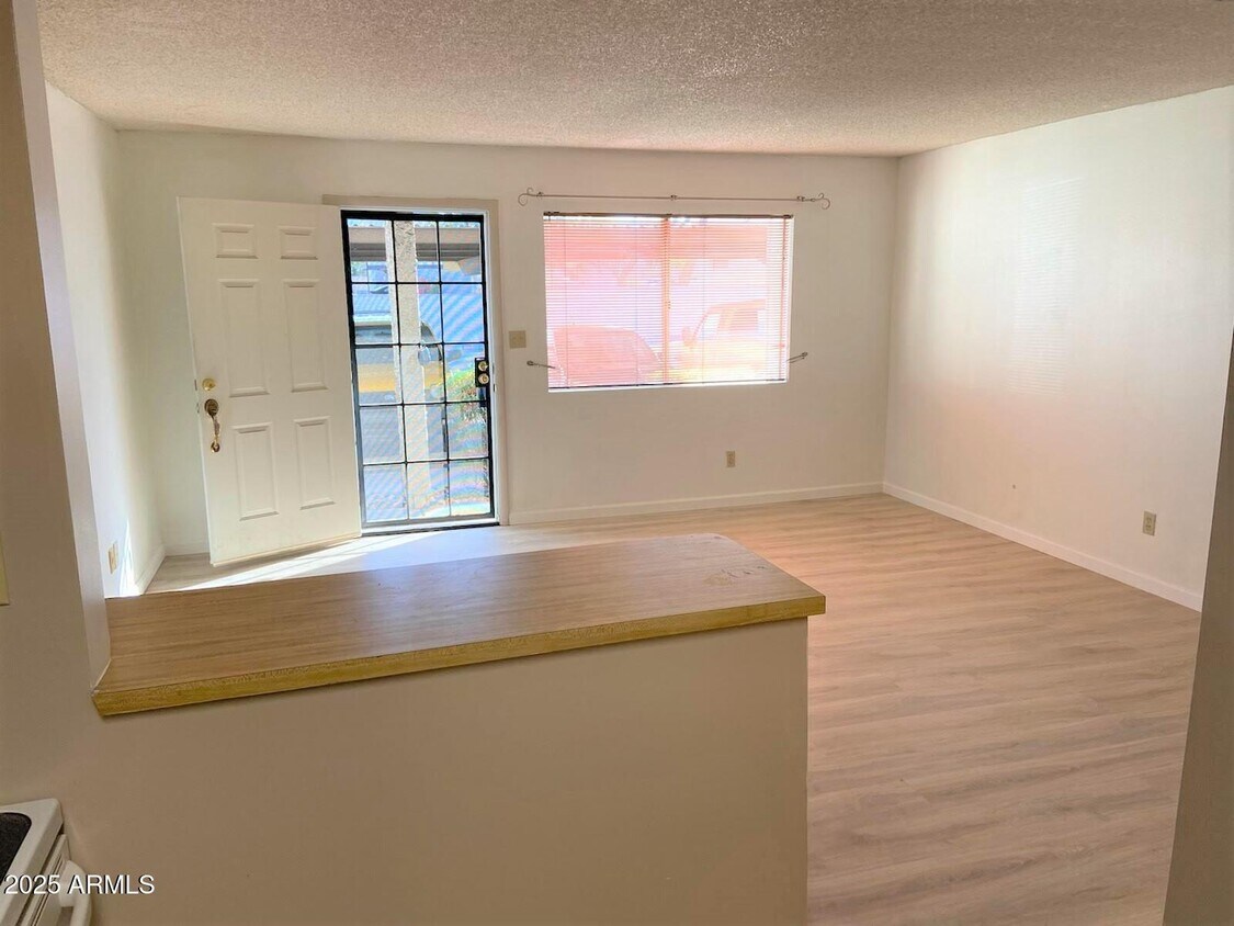 Primary Photo - 700 W University Dr