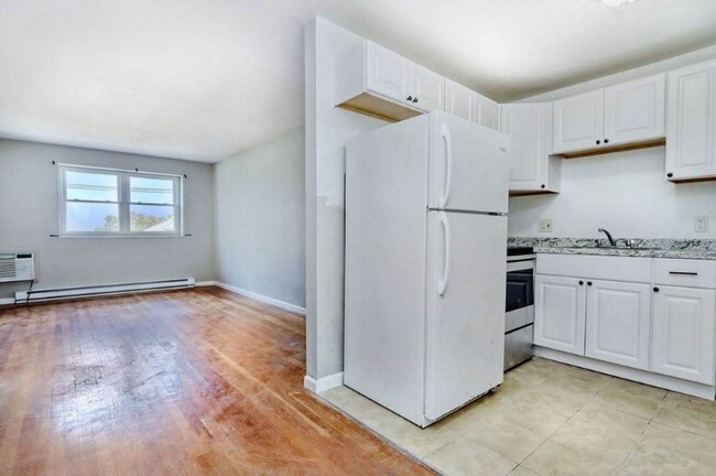 Building Photo - 16 Waldemar Ave