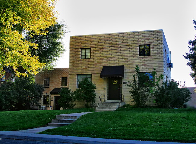 Building Photo - 787 Clermont St