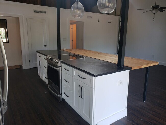 Building Photo - Longwood (The Springs) - 2 Bedroom, 1 Bath...