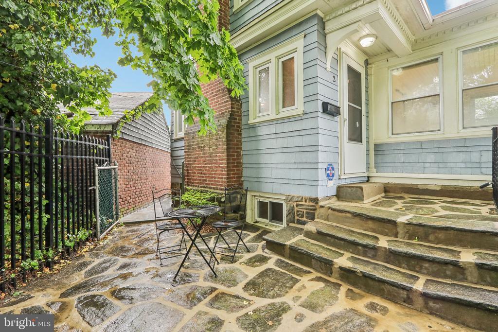Primary Photo - 2 E Avon Rd