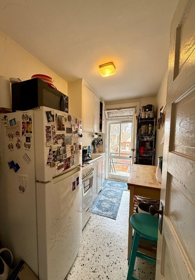 Building Photo - Cozy studio apartment!