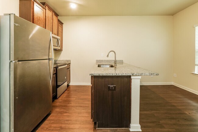 Building Photo - 1208 Highwood Ln